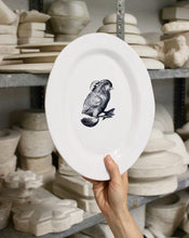 Lade das Bild in den Galerie-Viewer, Kühn Keramik x Süper Store: Teller oval &#39;Kücken&#39;
