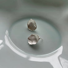 Lade das Bild in den Galerie-Viewer, ‘Inverted Seashell Earrings' von Elisabeth Schotte
