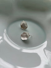 Lade das Bild in den Galerie-Viewer, ‘Inverted Seashell Earrings' von Elisabeth Schotte
