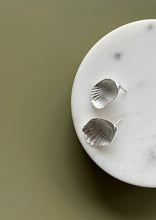 Lade das Bild in den Galerie-Viewer, ‘Inverted Seashell Earrings' von Elisabeth Schotte
