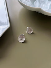 Lade das Bild in den Galerie-Viewer, ‘Inverted Seashell Earrings' von Elisabeth Schotte
