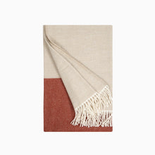 Lade das Bild in den Galerie-Viewer, 'Naapuri' Merino Decke, beige-cinnamon
