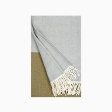 Lade das Bild in den Galerie-Viewer, &#39;Naapuri&#39; Merino Decke, grau-olive
