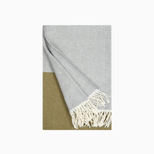 Lade das Bild in den Galerie-Viewer, 'Naapuri' Merino Decke, grau-olive
