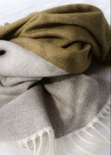 Lade das Bild in den Galerie-Viewer, &#39;Naapuri&#39; Merino Decke, grau-olive
