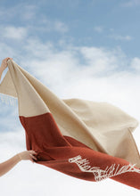 Lade das Bild in den Galerie-Viewer, &#39;Naapuri&#39; Merino Decke, beige-cinnamon
