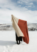 Lade das Bild in den Galerie-Viewer, &#39;Naapuri&#39; Merino Decke, beige-cinnamon
