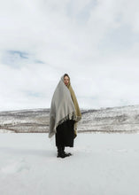 Lade das Bild in den Galerie-Viewer, &#39;Naapuri&#39; Merino Decke, grau-olive
