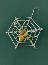 Lade das Bild in den Galerie-Viewer, Böhmisches Glasperlen-Ornament &#39;Spinne im Netz&#39;
