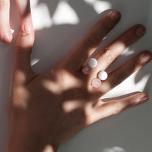 Load image into Gallery viewer, &#39;Color Sling Ring No1 Rosenquartz&#39; by Saskia Diez
