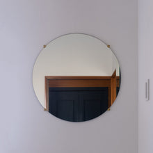 Lade das Bild in den Galerie-Viewer, Spiegelhalter aus Messing von Oji Masanori
