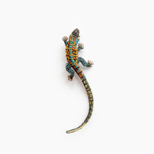 Lade das Bild in den Galerie-Viewer, 'Caiman Lizard' Brosche von Trovelore
