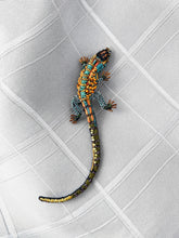 Lade das Bild in den Galerie-Viewer, 'Caiman Lizard' Brosche von Trovelore
