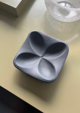 Lade das Bild in den Galerie-Viewer, 'Clover' Schale von Tadahiro Baba
