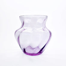 Lade das Bild in den Galerie-Viewer, Große &#39;Dahlia&#39; Vase in violet
