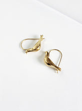 Lade das Bild in den Galerie-Viewer, &#39;Dove Earrings&#39; von Elisabeth Schotte
