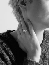 Load image into Gallery viewer, &#39;Pan&amp;Eros&#39; signet ring by Elisabeth Schotte
