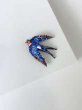 Lade das Bild in den Galerie-Viewer, &#39;Flying Swallow&#39; Brosche von Trovelore
