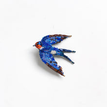 Lade das Bild in den Galerie-Viewer, &#39;Flying Swallow&#39; Brosche von Trovelore
