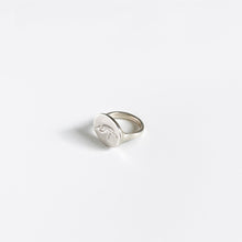 Load image into Gallery viewer, &#39;Heron&#39; signet ring by Elisabeth Schotte
