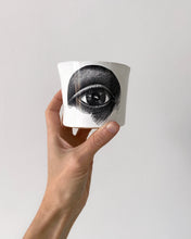 Lade das Bild in den Galerie-Viewer, Mittelgroßer Becher 'Auge' von Kühn Keramik
