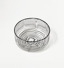 Lade das Bild in den Galerie-Viewer, 'UM' Glasschale von Laurence Brabant
