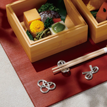 Lade das Bild in den Galerie-Viewer, 'Musubi' Stäbchenhalter von Nousaku
