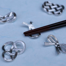 Lade das Bild in den Galerie-Viewer, 'Mizuhiki' Stäbchenhalter von Nousaku
