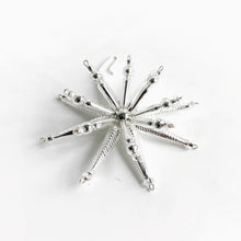 Lade das Bild in den Galerie-Viewer, Böhmisches Glasperlen-Ornament &#39;Scheeflocke&#39;
