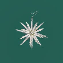 Lade das Bild in den Galerie-Viewer, Böhmisches Glasperlen-Ornament &#39;Scheeflocke&#39;
