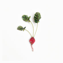 Lade das Bild in den Galerie-Viewer, &#39;Red radish&#39; Brosche von Trovelore
