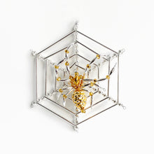 Lade das Bild in den Galerie-Viewer, Böhmisches Glasperlen-Ornament &#39;Spinne im Netz&#39;
