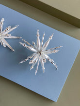 Lade das Bild in den Galerie-Viewer, Böhmisches Glasperlen-Ornament &#39;Stern in alle Richtungen&#39;
