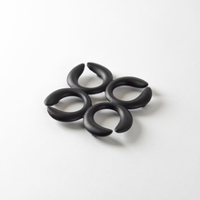 Lade das Bild in den Galerie-Viewer, Untersetzer aus Gusseisen &#39;Oribu&#39;
