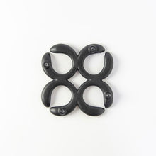 Lade das Bild in den Galerie-Viewer, Untersetzer aus Gusseisen &#39;Oribu&#39;
