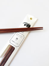 Lade das Bild in den Galerie-Viewer, 'Tetoca' Stäbchen aus Pfirsichholz
