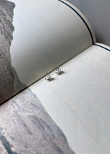 Lade das Bild in den Galerie-Viewer, 'Tiny Dove Earrings' von Elisabeth Schotte
