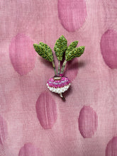 Lade das Bild in den Galerie-Viewer, 'Turnip' Brosche von Trovelore
