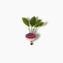 Lade das Bild in den Galerie-Viewer, 'Turnip' Brosche von Trovelore
