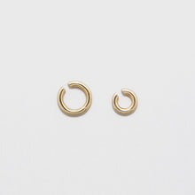 Load image into Gallery viewer, &#39;Bold Earcuff No2 / No3&#39; by Saskia Diez
