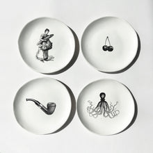 Lade das Bild in den Galerie-Viewer, Kleiner Teller 'Kraken' von Kühn Keramik
