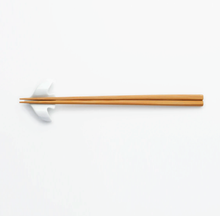 Load image into Gallery viewer, &#39;Swallow chopstick rest set by Essence Saikai
