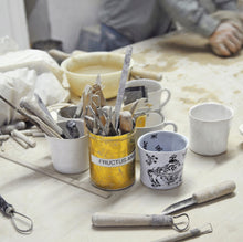 Lade das Bild in den Galerie-Viewer, Mittelgroßer Becher 'Auge' von Kühn Keramik
